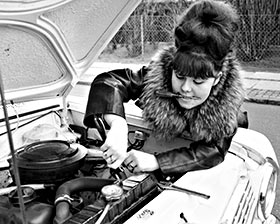 Daimi var ikke bleg for at fatte værktøjet, når bilen skulle efterses