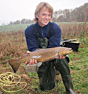 I forbindelse med undersøgelsen har biologerne indfanget vandløbets fisk, målt og vejet dem og genudsat dem