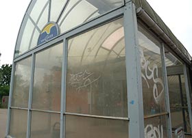 Nivå Center man møder grafitti, snavsede vinduer, og bajer-drikkende mennesker på en bænk ved indgangen