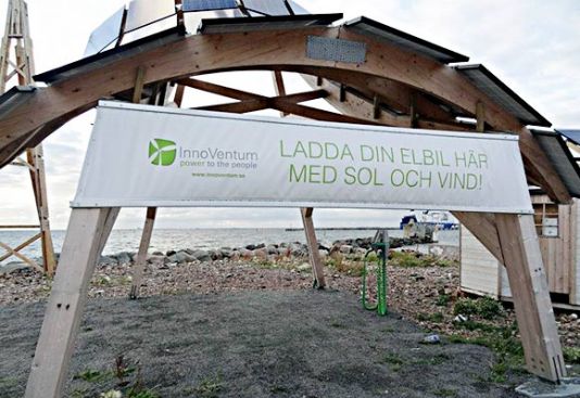 Denne hybrid ”vedvarende energi” carport til elbiler, testes i øjeblikket på et testområde i Malmø Havn Vest. Den drives både af solpaneler og en vindmølle. 