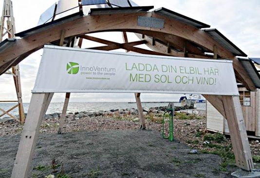 Denne hybrid ”vedvarende energi” carport til elbiler, testes i øjeblikket på et testområde i Malmø Havn Vest. Den drives både af solpaneler og en vindmølle.
