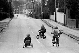 Ingen søndags-biltrafik på Strandvejen i vedbæk.