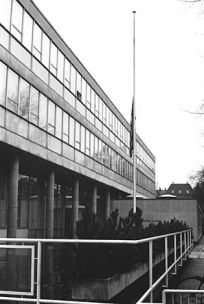 Flaget på Halv på den amerikanske ambassade