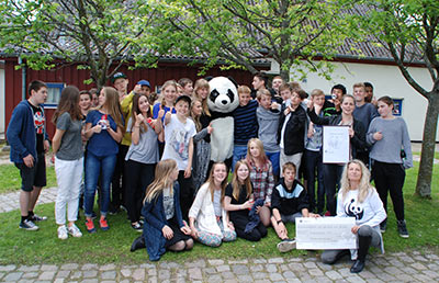 7. klasses elever fra Endrupskolen som netop har overrakt checken på 20.000 kr. til Tine Malther fra WWF
