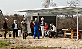 Som beskyttelse mod vejr og vind, og for at have et redskabskur,