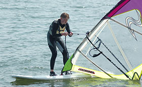 Man kan komme ud og stå på surfbræt i – eller suse rundt i en kæmpe badering – hos Danmarks største surfklub, Nivå Bådelaug Surf. 