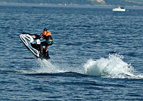 jetski 100 meter fra boernebadestrand i Nivå