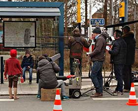 Filmholdet og Pixy nissen på busholdepladsen ved Fredensborg Station