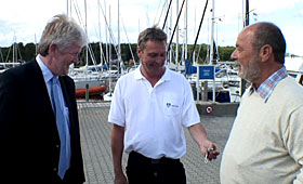 Morten Askov overrækker nøglen til havnekontoret til den nye havne foged