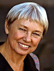 Den 12. november kl. 19 vil Elisabeth Flensted-Jensen med udgangspunkt i romanen ”Kystsanatoriet” fortælle om sine oplevelser med totalitære samfund.