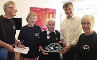 Mille på 90 år aflevere underskrifter til borgmesteren